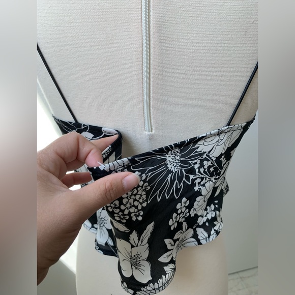 Satin Floral Bungee Strap Cropped Tank Top - Picture 12 of 15